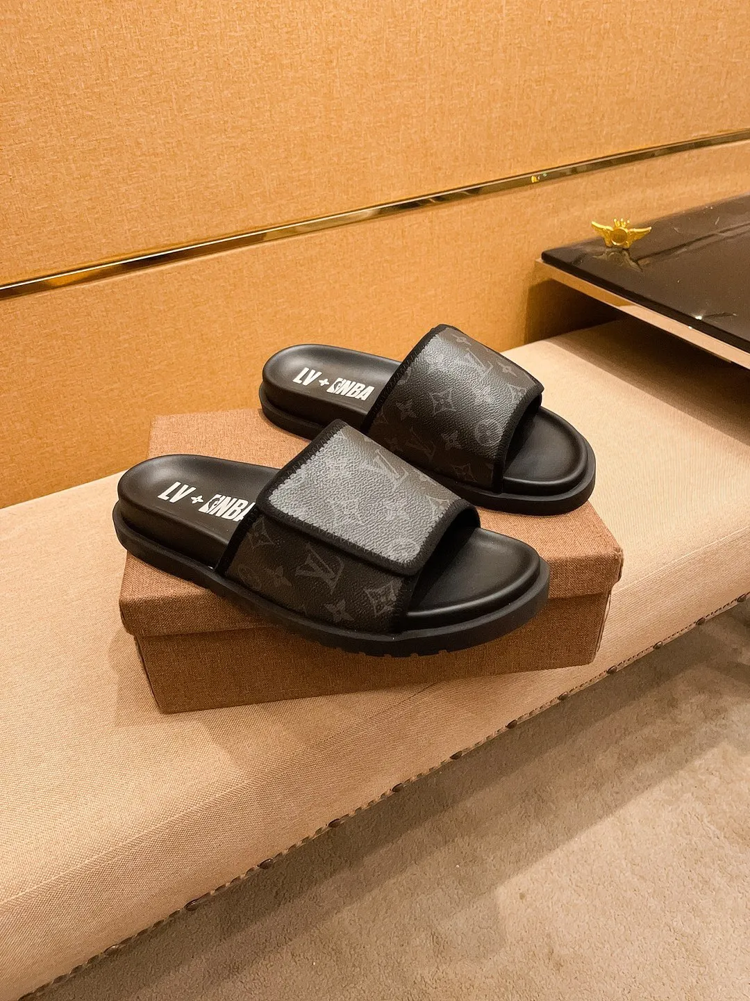 Men's men's shoes💰 300💰New model on the market🔥 [LV🔥 Louis Vuitton slippers] High-end 1:1 mold customization, original upgraded version of the outsole, lighter and non-slip. The market's top quality, fashionable and trendy, versatile and popular, simple yet tasteful, a must-have for fashionistas, exuding a fashionable and casual atmosphere, fashion is at your feet, full of confidence, the same style at the counter 👍The season of spring and summer slippers is here, super beautiful to wear, 38-44 1⃣️colors available🔥